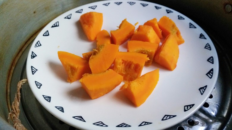 豆沙小南瓜,切块,蒸制软烂