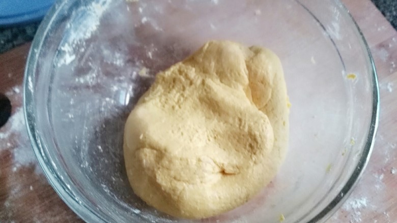 豆沙小南瓜,加入南瓜糊搅拌均匀
揉成光滑的面团,面最好稍软一点
南瓜糊一定要分次少量加入
避免加多