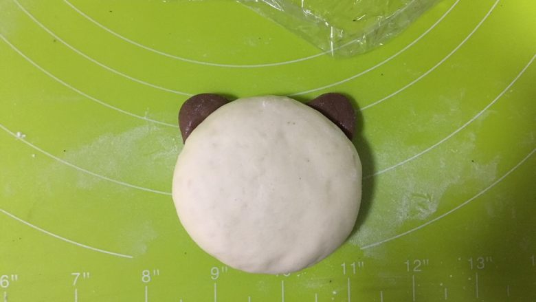 呆萌熊猫豆沙包,耳朵和脸的粘合处沾一点点水,便于粘合