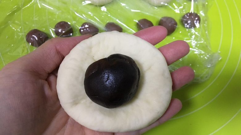 呆萌熊猫豆沙包,豆沙分为20g一份,滚圆,包入原色面团中,白面团要揪一点点下来作为熊猫的眼睛珠