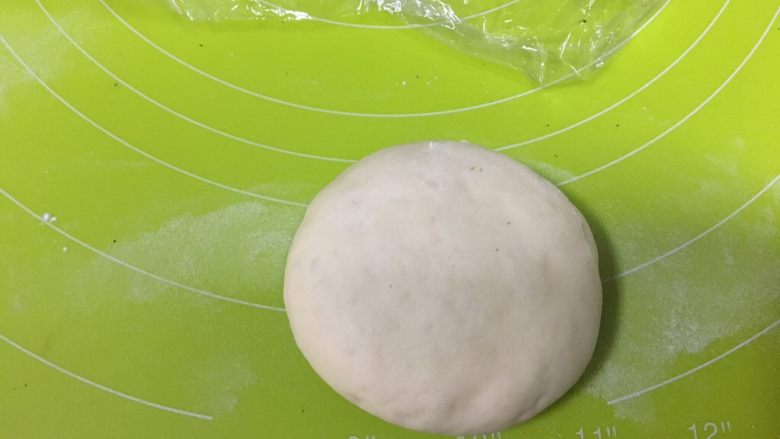 呆萌熊猫豆沙包,包好豆沙馅,收口,按压一下