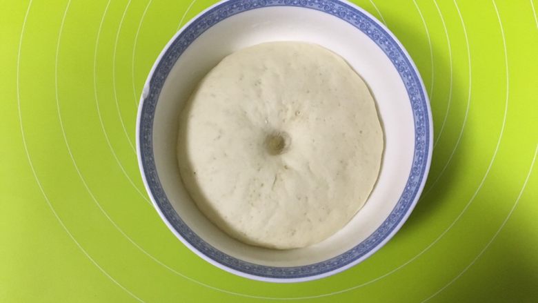 呆萌熊猫豆沙包,发酵到面团的2倍大小,用手指沾一点面粉戳一下,不会回缩即可