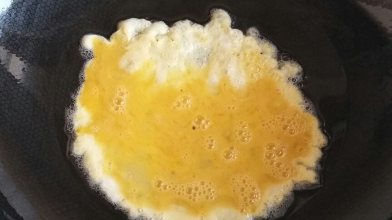 韩式蔬菜拌饭,打好的鸡蛋,煎成焦黄色,装在盘子里切成条状。