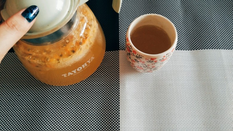 韩式蔬菜拌饭,剩下的梨汁也不要浪费,放入适量蜂蜜百香果,再加入无糖苏打水充分搅拌。蜂蜜梨汁百香果就好啦。