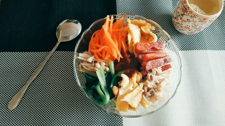 韩式蔬菜拌饭,好看的拌饭再加美味的蜂蜜梨汁百香果,午餐时光就是这么美好!