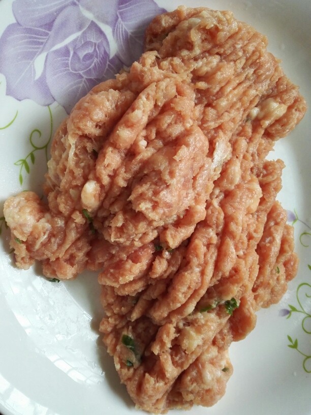 红烧狮子头,把前夹肉和<a style='color:red;display:inline-block;' href='/shicai/ 3250'>葱</a>一起剁成肉馅