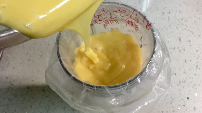 甜美可爱的圣诞甜甜圈,在一个高一点的杯子里套上裱花袋,把面糊倒进去。