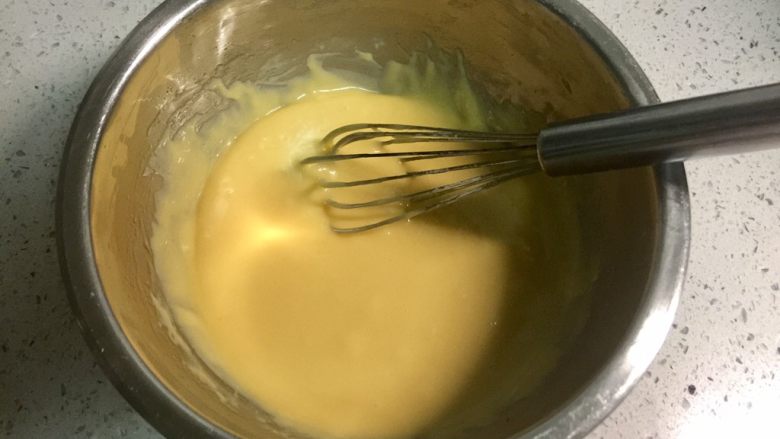 甜美可爱的圣诞甜甜圈,再次搅拌均匀,让色拉油和其余食材融和在一起。