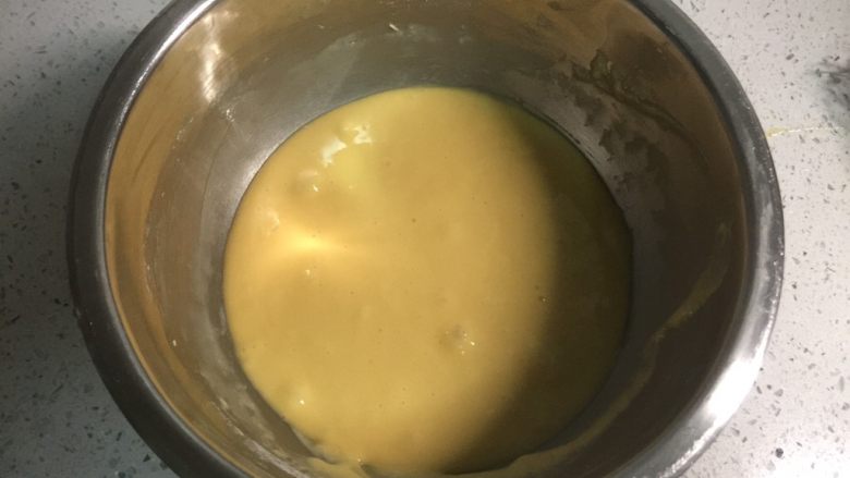 甜美可爱的圣诞甜甜圈,搅拌均匀,这里就不需要什么手法啦,不存在消泡的问题,各种材料混合均匀就好。