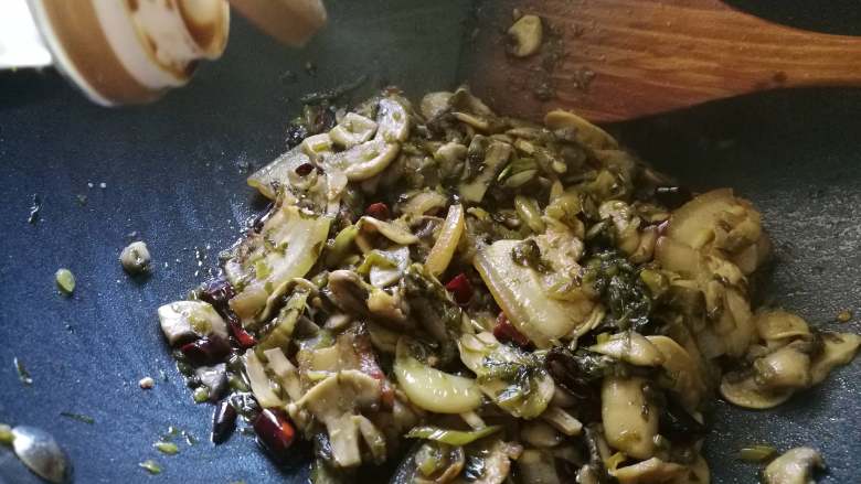 雪菜肉片炒口蘑-米饭杀手,淋入一汤匙<a style='color:red;display:inline-block;' href='/shicai/ 788'>生抽</a>,炒熟炒匀。