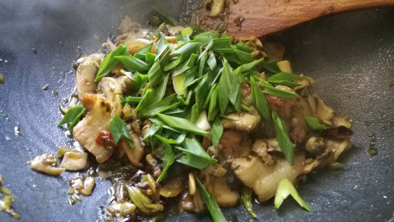 雪菜肉片炒口蘑-米饭杀手,最后放入蒜苗,炒匀即可出锅。