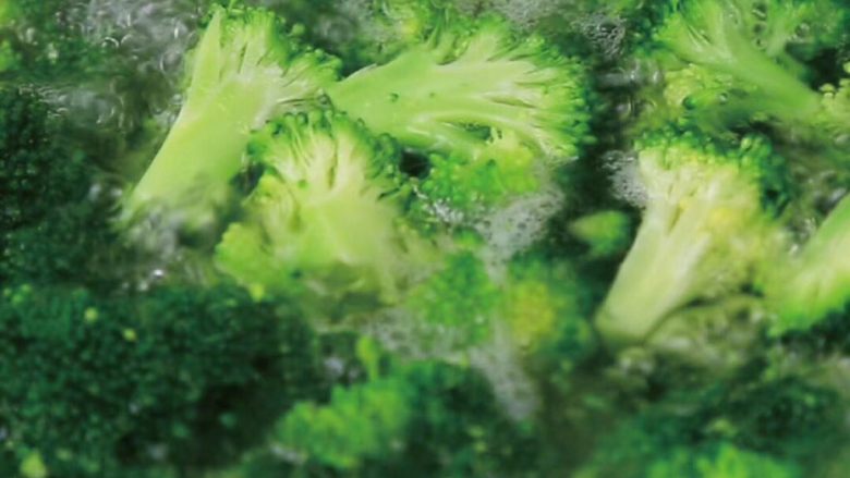 凉拌西兰花,切块西兰花放入开水中煮一下不超过二分钟、捞出放冷水中过凉,装入盘中。