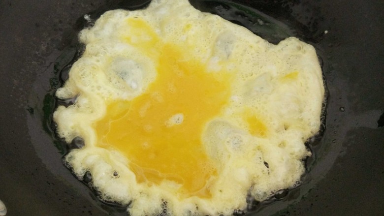 菠萝炒饭,锅内放油适量,五成热时倒入蛋液