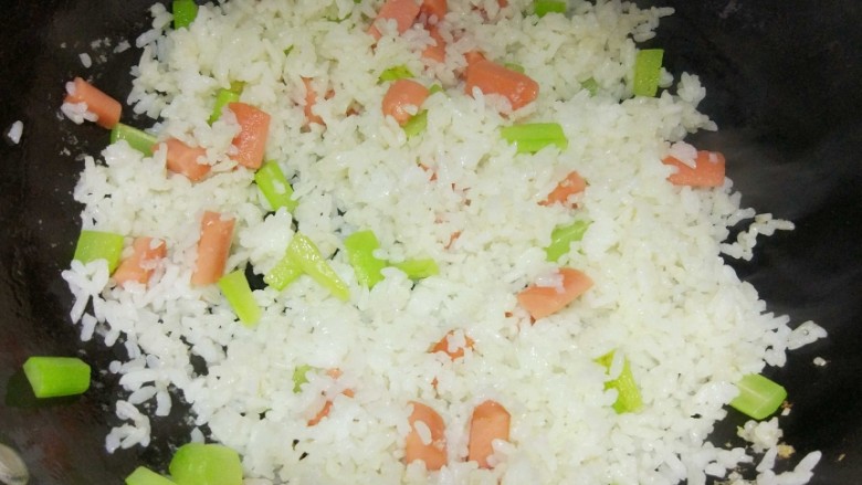 菠萝炒饭,倒入米饭,加盐继续翻炒