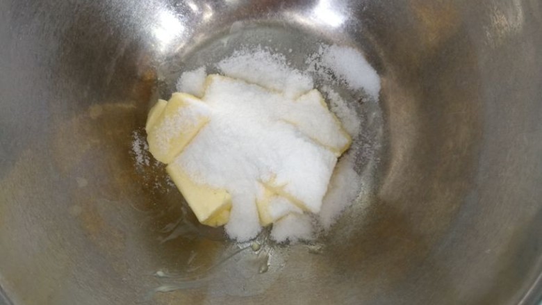 童趣动物饼干,软化好的黄油加入糖粉和盐,用打蛋器打发至轻盈羽毛状