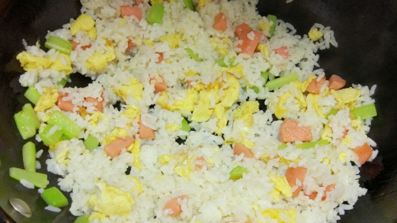 菠萝炒饭,加入刚才炒好的鸡蛋翻炒