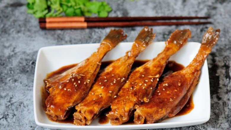 红烧扒皮鱼/耗儿鱼 简单又经典的家常美味,肉质软嫩,鲜香扑鼻的红烧扒皮鱼上桌啦。