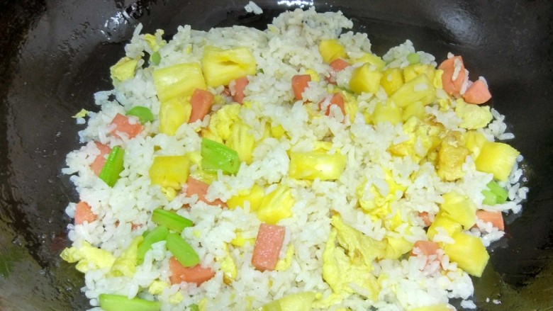 菠萝炒饭,最后加入菠萝,翻炒十几下就起锅,菠萝不宜久炒,会变得很酸。