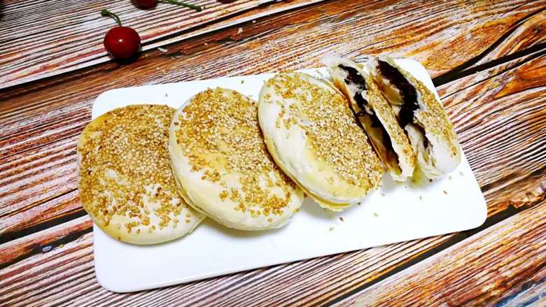 香酥掉渣的-豆沙酥饼,烤好,掰开一个酥掉渣。