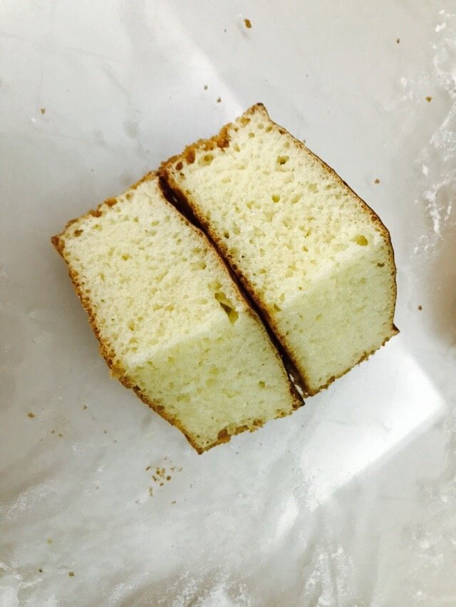 网红爆奶奶酪包,上火140下火180烤18分钟。切成四块,每一块中间再切一两刀