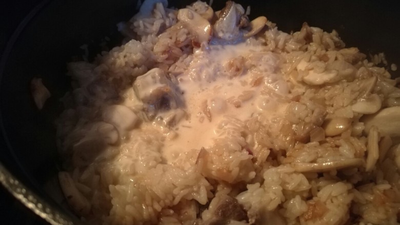 中西合璧的蘑菇烩饭,开盖,此时奶酪已融化。