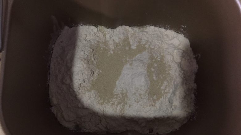 浓郁香蕉吐司,所有材料除黄油和盐,先液体后粉类放入面包桶,面粉过筛,<a style='color:red;display:inline-block;' href='/shicai/ 731'>酵母</a>撒面粉上
没有面包机或厨师机的可以用手揉,那就要手劲和技巧了啊!