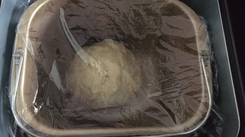 浓郁香蕉吐司,盖上保鲜膜面包机发酵50分钟,两倍大即可(没有面包机的放烤箱,底层烤盘放开水发酵)