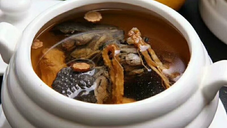 桂圆乌鸡汤,蒸锅烧开放入三个烧盅,放入主料调料,加满矿泉水,加盖子,蒸两个小时,撇去浮油,放入食量盐即可。