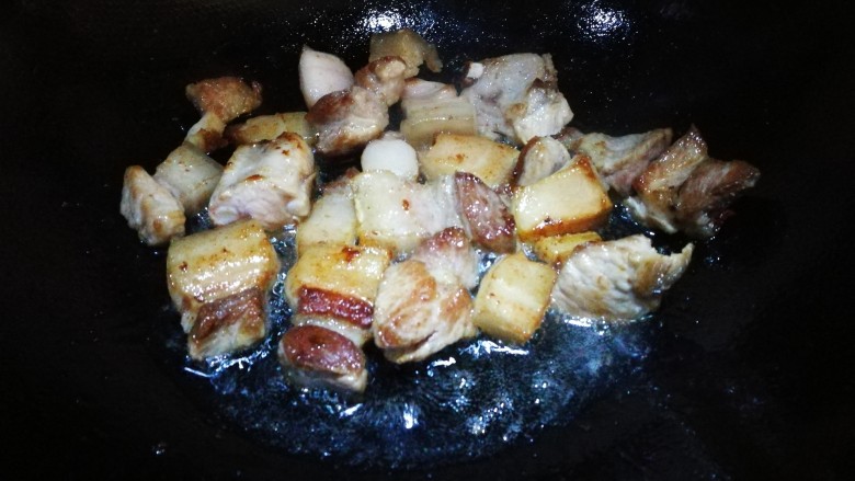 一锅炖~家常随意炖,油中下五花肉 煸炒