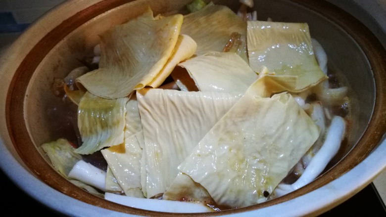 一锅炖~家常随意炖,加入豆皮 再炖制一刻钟即可