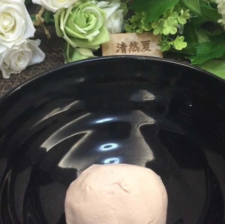 创意红萝卜,揉至表面光滑之后,分成若干小球