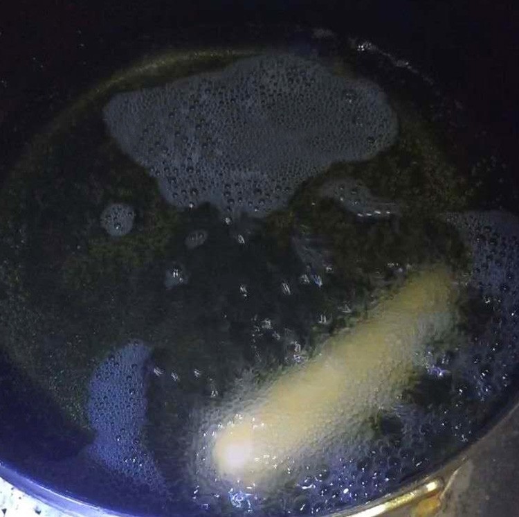 创意红萝卜,起油锅,油温六成热后,放入油锅炸制
