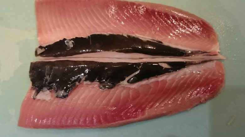 虱目魚湯,這一面，對半切開