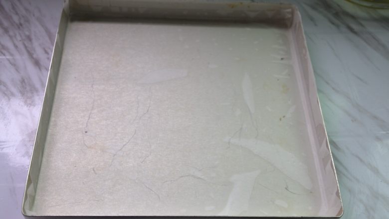 红丝绒树桩蛋糕卷,烤盘刷一层油,垫上油纸铺平