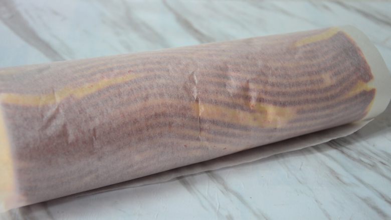 红丝绒树桩蛋糕卷,轻轻卷起,放冰箱冷藏1小时以上定型,吃的时候取出切片就好啦