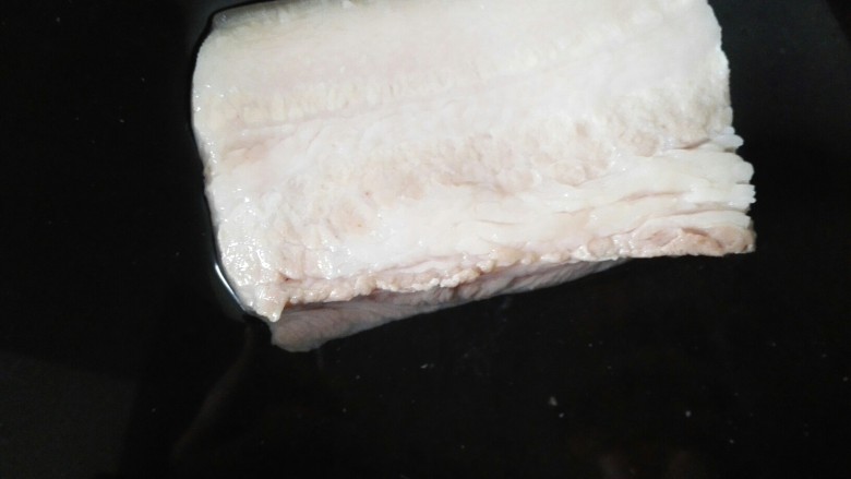 回锅肉,去掉浮沫加入<a style='color:red;display:inline-block;' href='/shicai/ 894'>黄酒</a>去腥,再煮八分钟左右