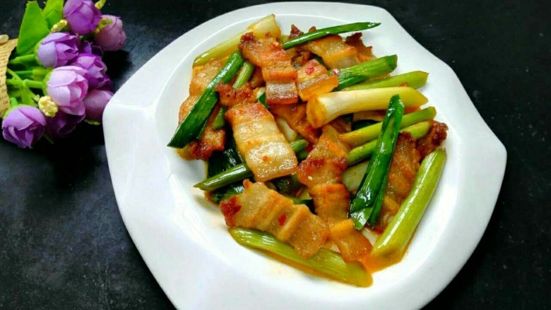 回锅肉,装盘,自己做回锅肉简单又美味,喜欢的亲试试把。