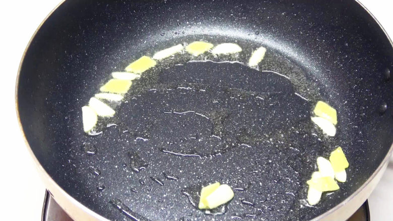 牛柳海鲜菇,锅底留油,炒香姜蒜