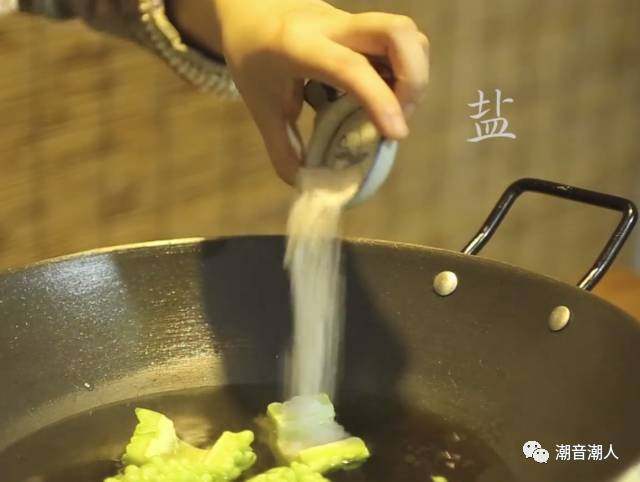 苦瓜排骨汤,❥ 水沸后把苦瓜过一下水，记得加点盐