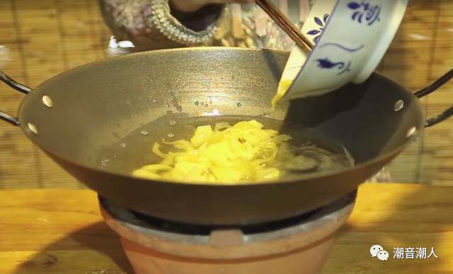 苦瓜排骨汤,❥ 水不用倒掉，把咸菜焯一下，捞起