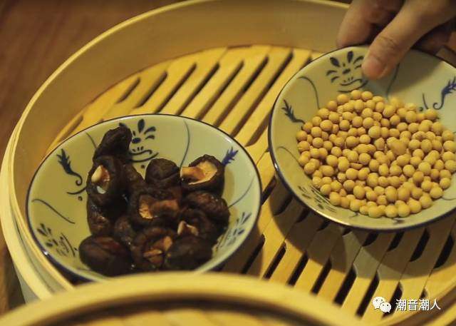 苦瓜排骨汤,❥ 把香菇和黄豆蒸一下