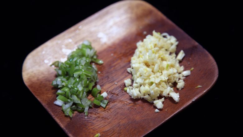有家鲜厨房:金沙大虾,准备葱末适量,蒜末适量