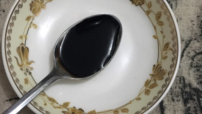 五香烤鸡翅,准备工作老抽,生抽,料酒各一小勺