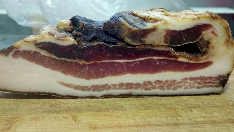 腊味竹筒饭,<a style='color:red;display:inline-block;' href='/shicai/ 436'>腊肉</a>准备好!