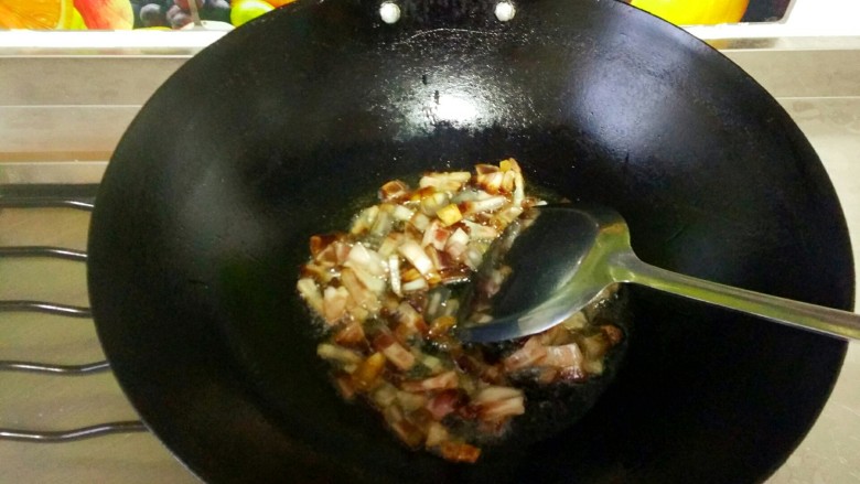 腊味竹筒饭,切好的腊肉饭入油锅中,中火爆出香味。记住是中火,不能用大火,不然腊肉就炸老了!