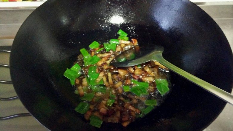 腊味竹筒饭,爆好的腊肉中放入一小把<a style='color:red;display:inline-block;' href='/shicai/ 3348'>青蒜</a>叶,一起爆香!
