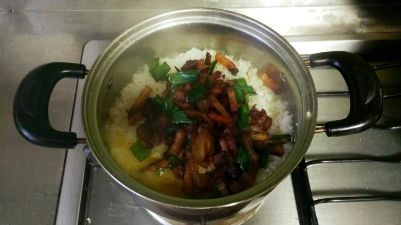 腊味竹筒饭,等锅里的饭煮至没有水分,将腊肉倒入饭中