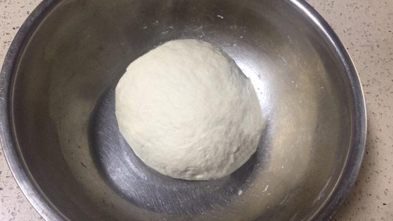 红糖黄油椰香面包(手工版),把2.3放入4里,揉面达到三光(下面秘籍里有说明),表面可以放张湿毛巾以免面的表面团表面风干(这一步忘拍照了)