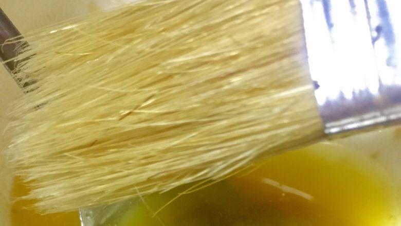 红糖黄油椰香面包(手工版),调好的混合液用毛刷耍面包表面