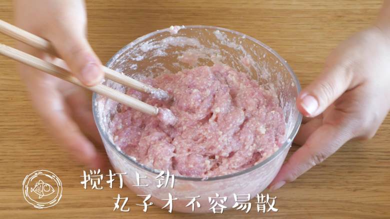 9m+白玉丸子汤(宝宝辅食),接着,用筷子搅拌均匀之后,顺着一个方向搅打,直到上劲为止,这样丸子才不容易散~(一定要上劲!)